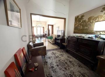 Casa · 193m² · 6 Ambientes · 1 Cochera · Oportunidad en Pleno Centro de Venado Tuerto - Casa a Reciclar con Lote de Gran Dimension + Pileta