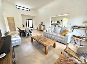 Casa · 154m² · 5 Ambientes · Casa en Venta, en Una Planta con Pileta. San Matias