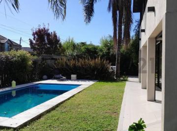 Casa · 134m² · 5 Ambientes · 4 Cocheras · Casa en Alquiler de 3 Dorm. en Gonnet