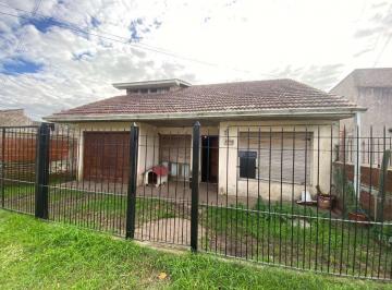 Casa · 142m² · 4 Ambientes · 1 Cochera · Venta Casa 4 Amb con Parque y Cochera