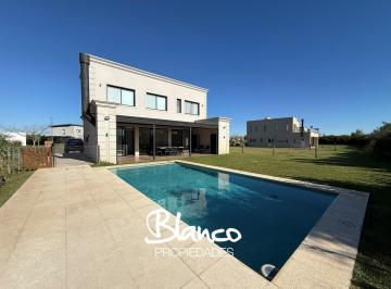 Casa · 221m² · 5 Ambientes · 2 Cocheras · Casa en Alquiler en Puertos del Lago, Barrio Acacias, Escobar, G. B. a. Zona Norte