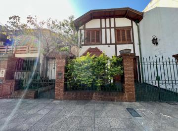 Casa · 293m² · 8 Ambientes · 2 Cocheras · Oportunidad - Excelente Inmueble a m de La Avda y a 6 Cds del Fcgr - Apto Crédito!