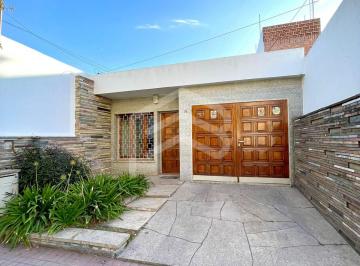 Casa de 4 ambientes, Córdoba · Venta Hermosa Casa Clasica en B ° Rogelio Martinez 3 Dorm.