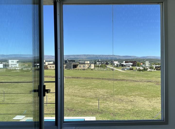 Casa · 210m² · 5 Ambientes · 2 Cocheras