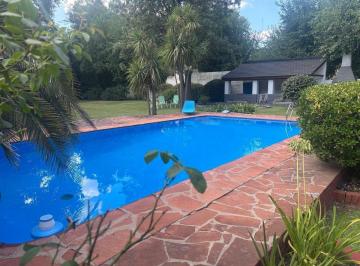 Quinta vacacional · 85m² · 3 Dormitorios · 1 Cochera · Venta Casa Quinta con Pileta y Quincho en Moreno