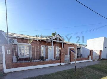 Casa · 90m² · 5 Ambientes · 1 Cochera · Casa de 3 Dorm. con Garage Pasante y Patio. Venado Tuerto