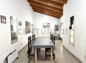 Casa · 90m² · 5 Ambientes · 1 Cochera · Casa de 3 Dorm. con Garage Pasante y Patio. Venado Tuerto