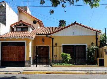 Casa · 158m² · 5 Ambientes · 1 Cochera · Venta Chalet 5 Ambientes en Carapachay! S/lote 10x43 M!