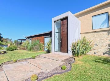 Casa · 166m² · 4 Ambientes · 2 Cocheras · Casa en Venta con Gran Parque y Pileta - Barrio San Matias, Escobar
