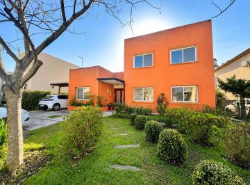 Casa · 219m² · 7 Ambientes · 1 Cochera · Casa en Venta en Barrio Santa Guadalupe, Pilar del Este, Pilar