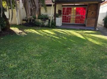 Casa · 50m² · 3 Ambientes · 1 Cochera · Casa 3 Amb con Jardin y Galeria Semi Cubierta con Parrilla con Posibilidad de Financiacion. Ubicado