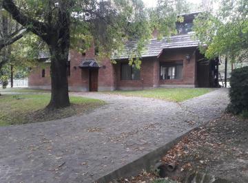 Casa · 240m² · 6 Ambientes · 4 Cocheras · Casa en Excelente Estado, con un Lote Al Golf Único de 930 m² con 40 m de Frente