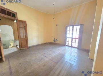 Casa · 225m² · 4 Ambientes · 3 Cocheras · Venta Barrio Talleres Casa con Muy Buen Terreno