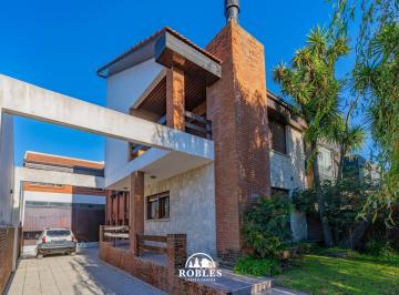 Casa · 273m² · 4 Ambientes · Chalet en El Tradicional Barrio Colinas de Peralta Ramos