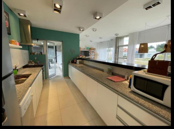 Casa · 165m² · 4 Ambientes · 2 Cocheras
