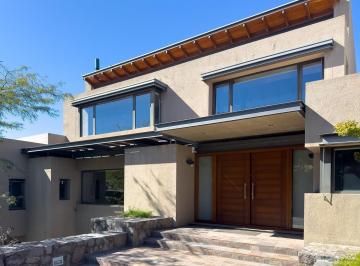 Casa · 800m² · 4 Dormitorios · 9 Cocheras · Casa en Venta 4 Dorm. en Corral de Barrancas Única en Su Tipo