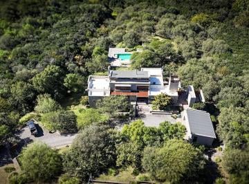 Casa · 800m² · 4 Dormitorios · 9 Cocheras · Casa en Venta 4 Dorm. en Corral de Barrancas Facilidades de Pago/recibimos Menor