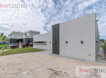 Casa · 140m² · 4 Ambientes · 3 Cocheras · Casa en Santa Sofía
