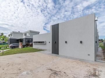 Casa · 140m² · 4 Ambientes · 3 Cocheras · Casa en Santa Sofía