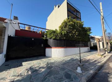 Casa · 200m² · 5 Ambientes · Casa de 5 Ambientes con Jardin y Pileta en Barrio Divino Rostro.