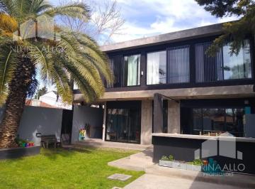 Casa · 140m² · 5 Ambientes · 1 Cochera · Casa - Castelar Norte
