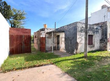 Casa · 56m² · 2 Ambientes · Propiedad con Gran Patio - Ideal Para Construir, Reciclar o Flipping