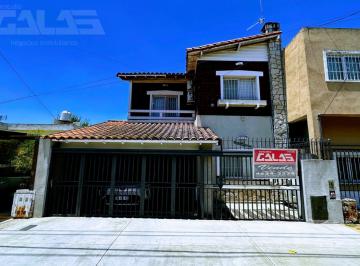 Casa · 180m² · 4 Ambientes · 1 Cochera · Venta Casa Moderna 4 Ambientes con Piscina Climatizada en La Mejor Zona de Castelar Norte
