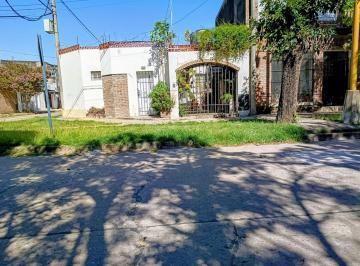 Casa · 57m² · 3 Ambientes · 1 Cochera · Hermosa Casa en Barrio Roma