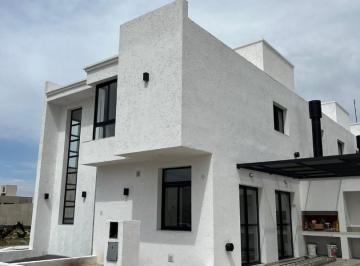 Casa · 95m² · 3 Ambientes · 1 Cochera · Duplex en Esquina en Venta en Docta, 2 Dorm.