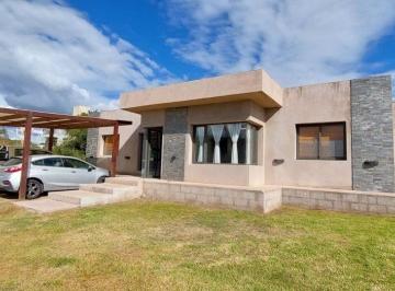 Casa · 238m² · 4 Ambientes · 1 Cochera · Alquiler Casa en "Reparo del Valle" Juana Koslay