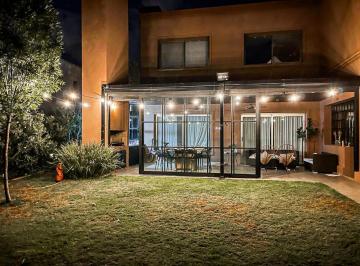 Casa · 260m² · 9 Ambientes · 2 Cocheras · Casa en Venta en Funes 4 Dorm.