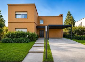 Casa · 260m² · 9 Ambientes · 2 Cocheras · Casa en Venta de 4 Dorm. en Barrio Cerrado Aguadas, Funes