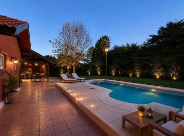Casa · 147m² · 4 Ambientes · 2 Cocheras · Casa de 4 Ambientes en Venta en Echeverría del Lago con Pileta