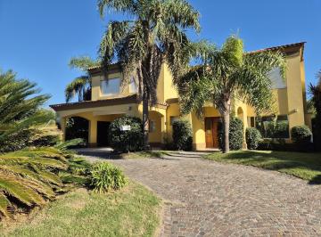 Casa · 247m² · 5 Ambientes · 2 Cocheras · Casa con Excelente Ubicación y Orientación en Venta/alquiler en Santa Barbara!