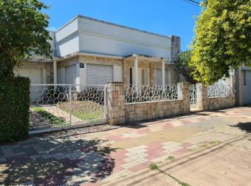 Casa · 376m² · 6 Ambientes · 1 Cochera · Casa en Barrio 30 de Octubre