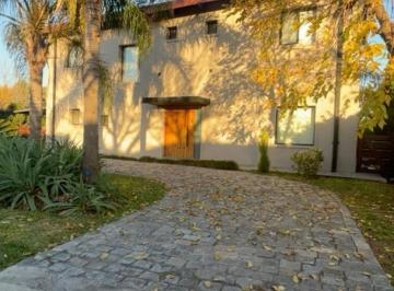 Casa · 305m² · 5 Ambientes · 1 Cochera · Excelente Casa en Manzanares Chico con Piscina