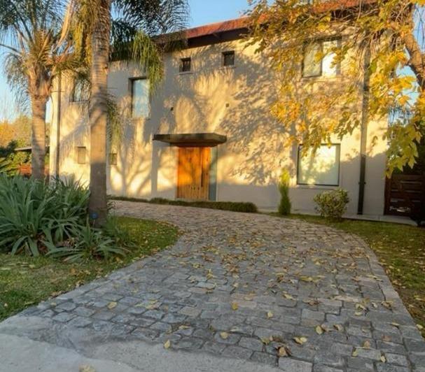 Casa · 305m² · 9 Ambientes · 1 Cochera