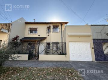 Casa · 165m² · 4 Ambientes · 2 Cocheras · Hermosa Casa en El Barrio de Temperley!