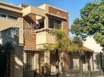 Casa de 4 ambientes, Quilmes · Casa en Dos Plantas con Quincho y Piscina. 330 m Cubiertos, Lote de 12x43.