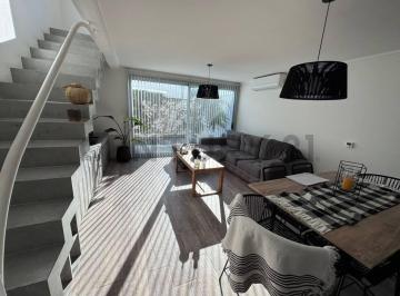 Casa · 80m² · 3 Ambientes · 2 Cocheras · Dúplex en Venta de 2 Dorm. y Piscina en Villa Elisa