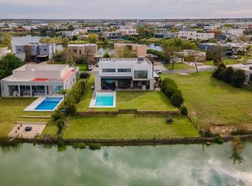 Casa · 276m² · 6 Ambientes · 2 Cocheras · Casa de Diseño a La Laguna en Alquiler - El Cantón