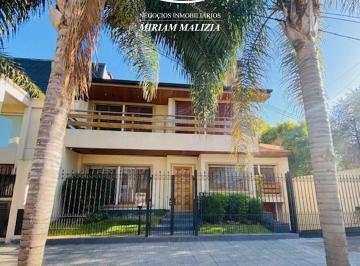 Casa · 450m² · 5 Ambientes · 3 Cocheras · Casa en Ramos Mejia