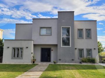 Casa · 250m² · 7 Ambientes · 3 Cocheras · Casa a La Venta - Barrio Principado de San Vicente