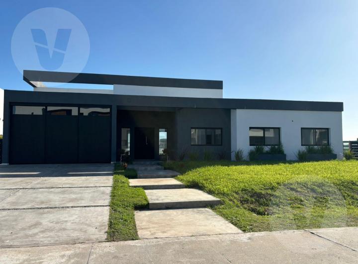 Casa · 220m² · 6 Ambientes · 2 Cocheras