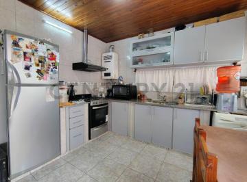Casa · 80m² · Casa en Venta en La Plata 2 Dorm. con Patio y Cochera