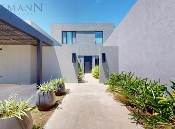 Casa · 330m² · 8 Ambientes · 2 Cocheras · Venta Casa 5 Dorm. Pilará La Calesa con Pileta