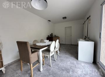 Casa · 214m² · 4 Ambientes · Venta de Casa 4 Ambientes con Patio y Piscina en Bernal Oeste