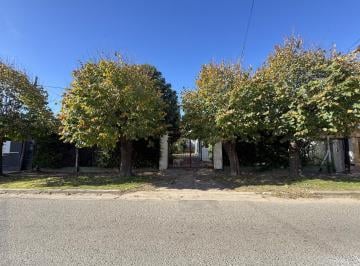 Casa · 150m² · 7 Ambientes · 2 Cocheras · Casa en Venta en Villa Elisa, La Plata: 423 E/ 6 y Camino Centenario. Son Dos Lotes. Apta Banco