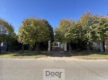 Casa · 150m² · 7 Ambientes · 2 Cocheras · Casa en Venta en Villa Elisa, La Plata: 423 E/ 6 y Camino Centenario. Son Dos Lotes. Apta Banco