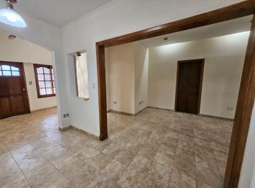 Casa · 194m² · 6 Ambientes · 2 Cocheras · Casa Triplex, Coch. 2 Autos/ Quincho Zona Resid.